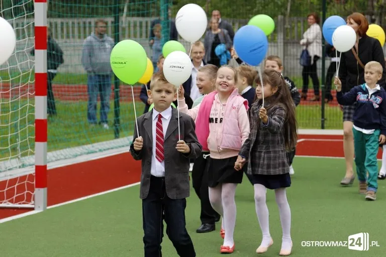Rozpoczęcie roku szkolnego w ostrowskich szkołach (zdjęcia)