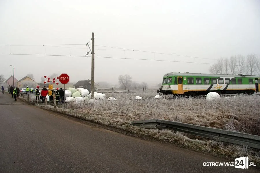 Pociąg uderzył w naczepę (zdjęcia)