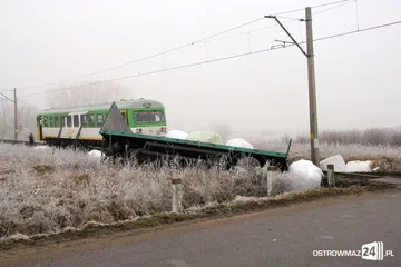 Pociąg uderzył w naczepę (zdjęcia)