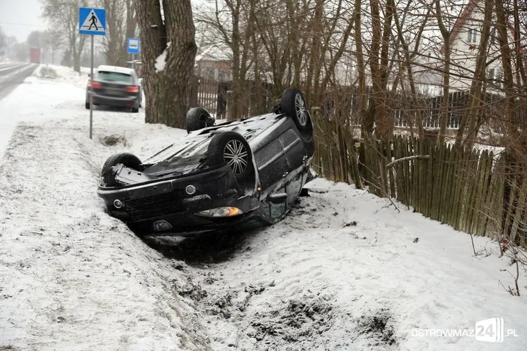 Dachowanie na trasie Ostrów Maz. - Ostrołęka (zdjęcia)
