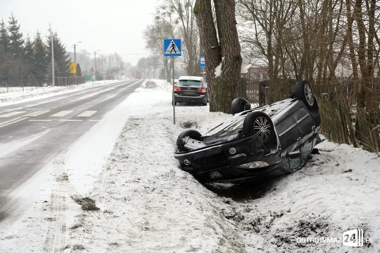 Dachowanie na trasie Ostrów Maz. - Ostrołęka (zdjęcia)