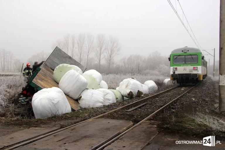 Pociąg uderzył w naczepę (zdjęcia)
