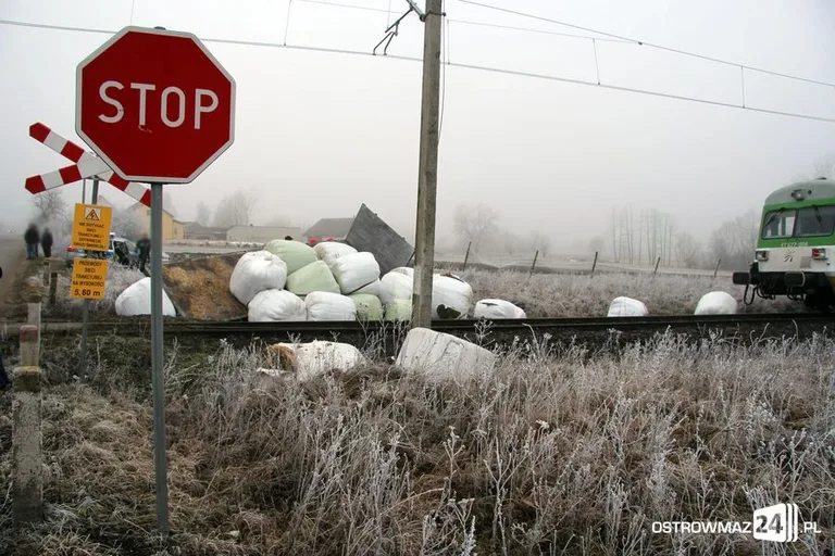 Pociąg uderzył w naczepę (zdjęcia)