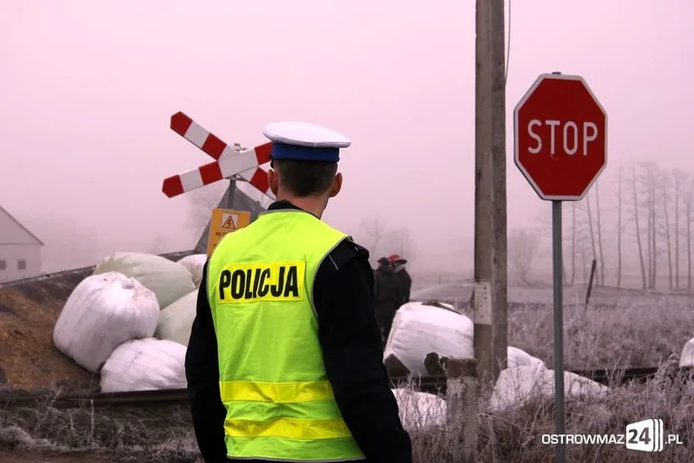 Pociąg uderzył w naczepę (zdjęcia)