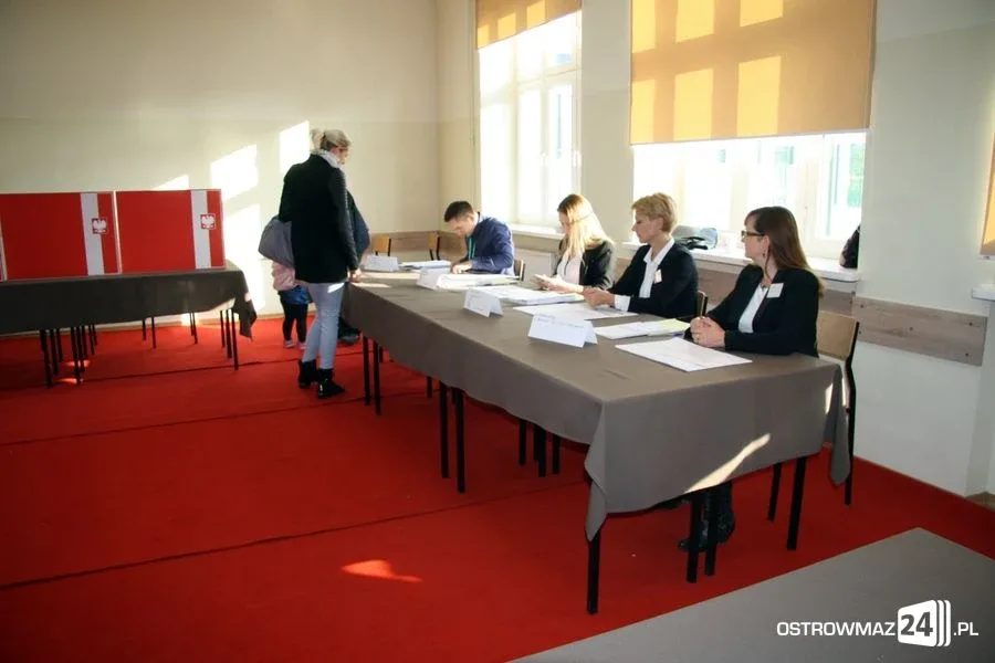 Frekwencja do godz. 12.00 (zdjęcia, wideo)