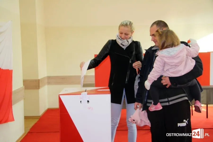 Frekwencja do godz. 12.00 (zdjęcia, wideo)