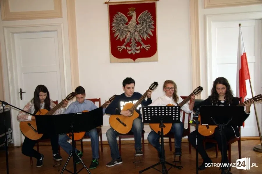 Burmistrz nagrodził nauczycieli (zdjęcia)