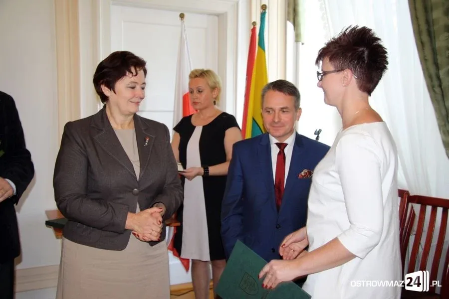 Burmistrz nagrodził nauczycieli (zdjęcia)