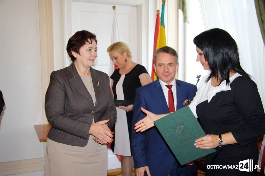 Burmistrz nagrodził nauczycieli (zdjęcia)