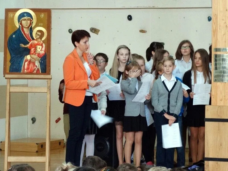 Adoracja Krzyża i Ikony Matki Bożej w SP1 (zdjęcia)