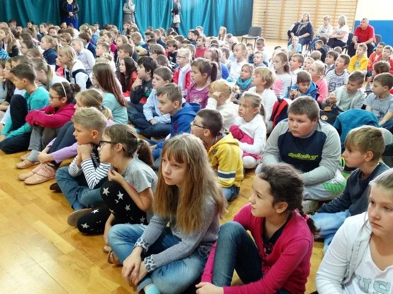 Adoracja Krzyża i Ikony Matki Bożej w SP1 (zdjęcia)