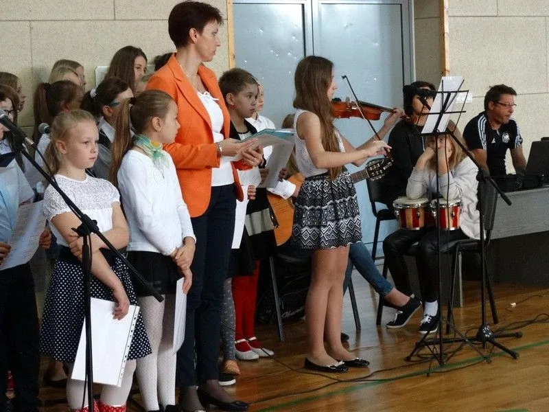 Adoracja Krzyża i Ikony Matki Bożej w SP1 (zdjęcia)