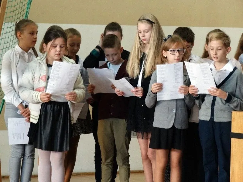 Adoracja Krzyża i Ikony Matki Bożej w SP1 (zdjęcia)