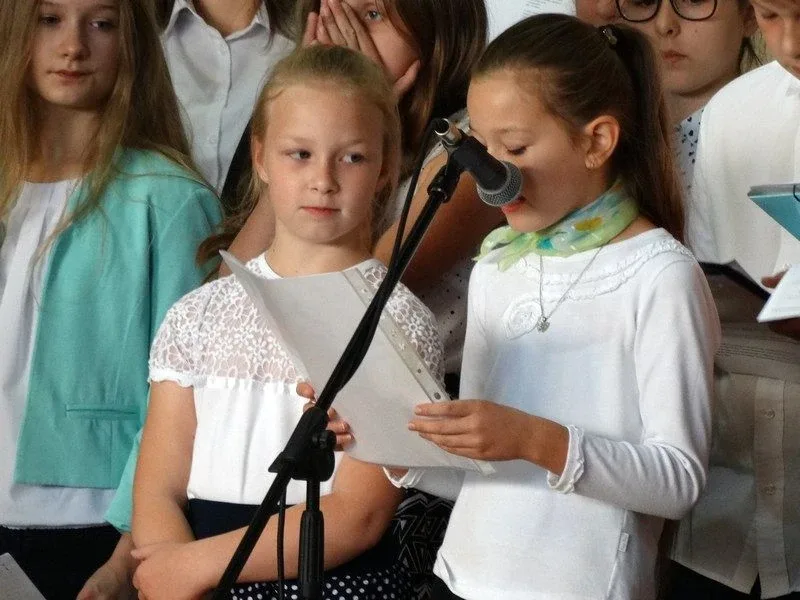 Adoracja Krzyża i Ikony Matki Bożej w SP1 (zdjęcia)