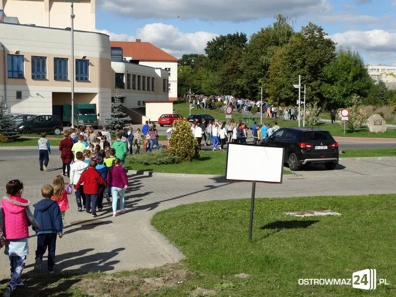 Ewakuacja z ostrowskiej szkoły (zdjęcia)