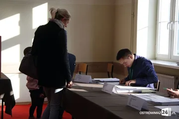 Frekwencja do godz. 12.00 (zdjęcia, wideo)