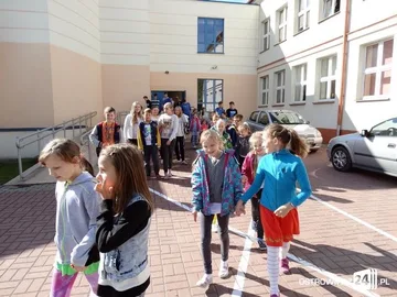 Ewakuacja z ostrowskiej szkoły (zdjęcia)