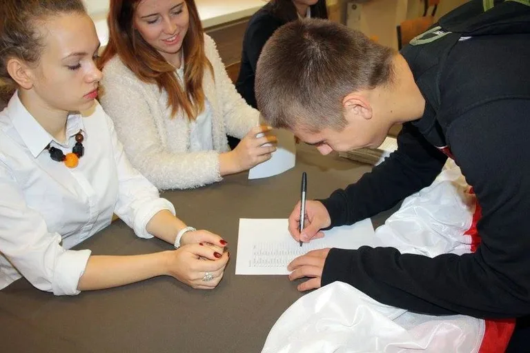 Prawybory parlamentarne w ostrowskim LO (zdjęcia)
