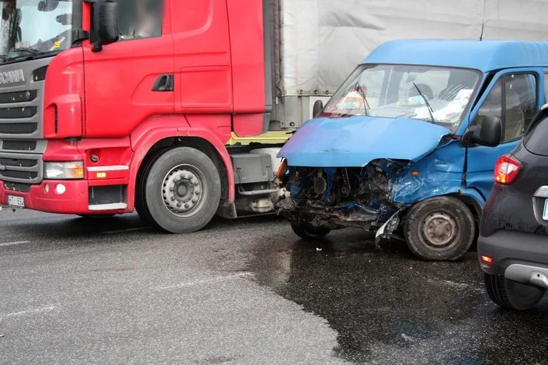 Kolejny wypadek na trasie Ostrów - Różan (zdjęcia)