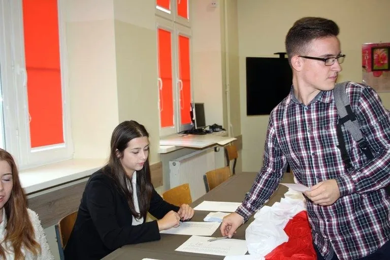 Prawybory parlamentarne w ostrowskim LO (zdjęcia)