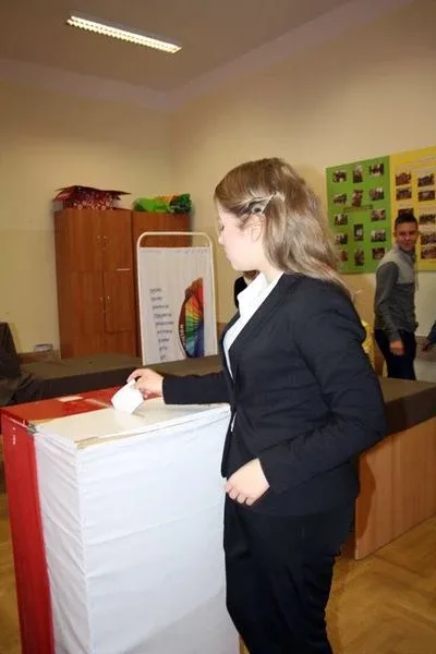 Prawybory parlamentarne w ostrowskim LO (zdjęcia)