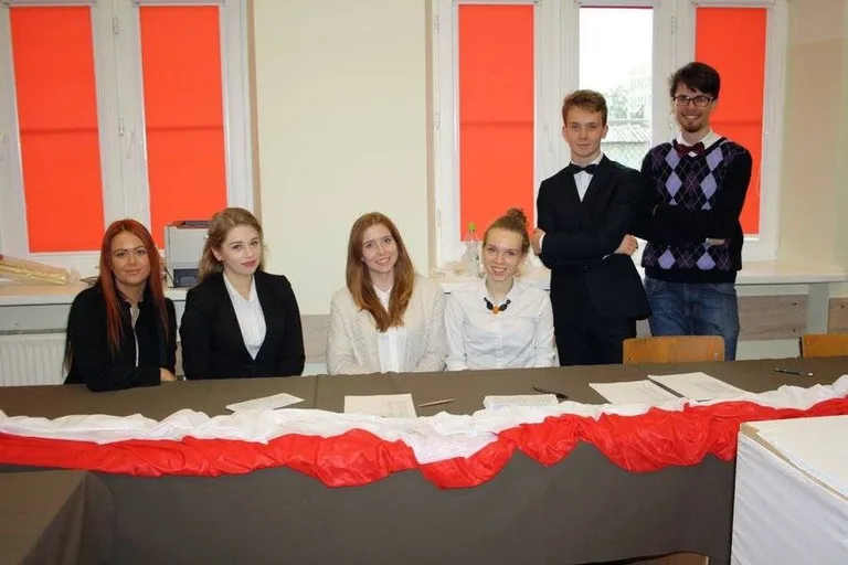 Prawybory parlamentarne w ostrowskim LO (zdjęcia)