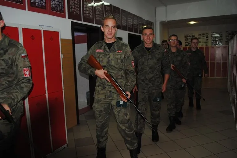 Mundurówka na manewrach paramilitarnych (zdjęcia)