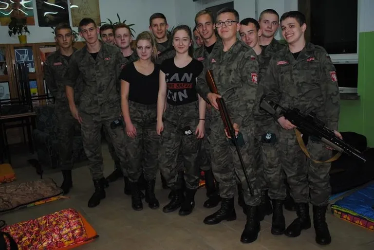 Mundurówka na manewrach paramilitarnych (zdjęcia)