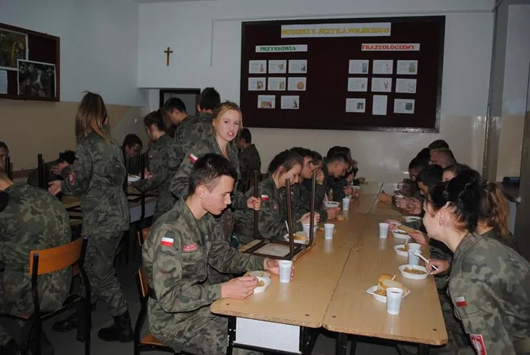 Mundurówka na manewrach paramilitarnych (zdjęcia)