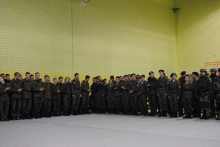 Mundurówka na manewrach paramilitarnych (zdjęcia)
