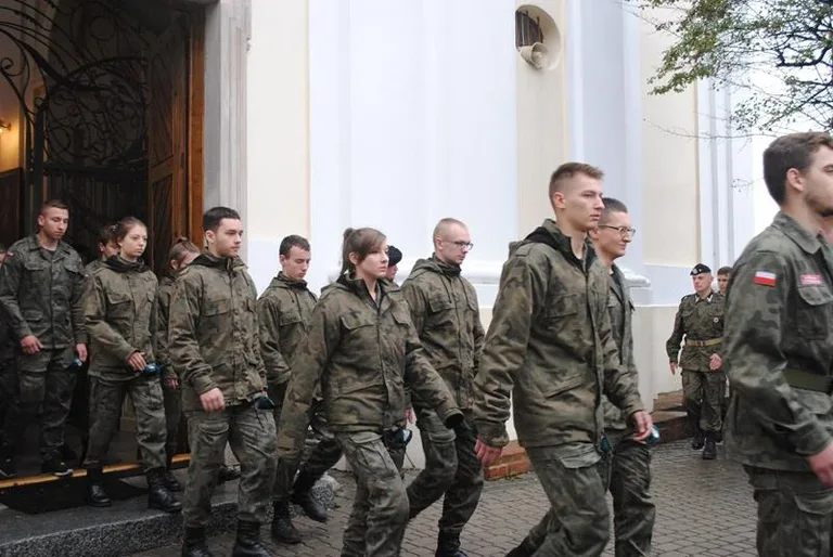 Mundurówka na manewrach paramilitarnych (zdjęcia)