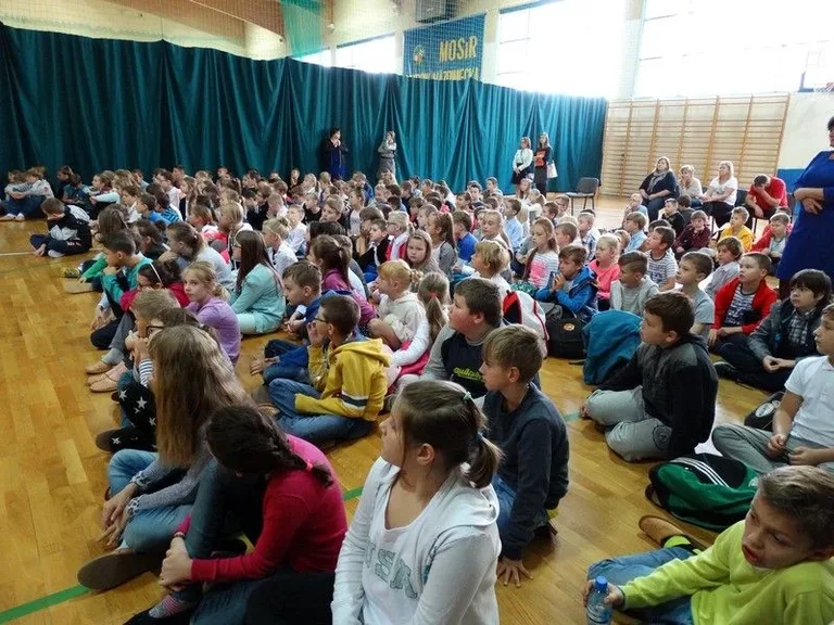 Adoracja Krzyża i Ikony Matki Bożej w SP1 (zdjęcia)