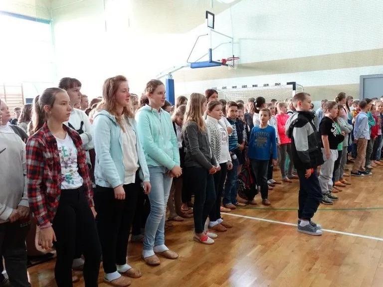 Adoracja Krzyża i Ikony Matki Bożej w SP1 (zdjęcia)