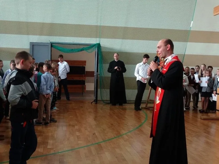 Adoracja Krzyża i Ikony Matki Bożej w SP1 (zdjęcia)