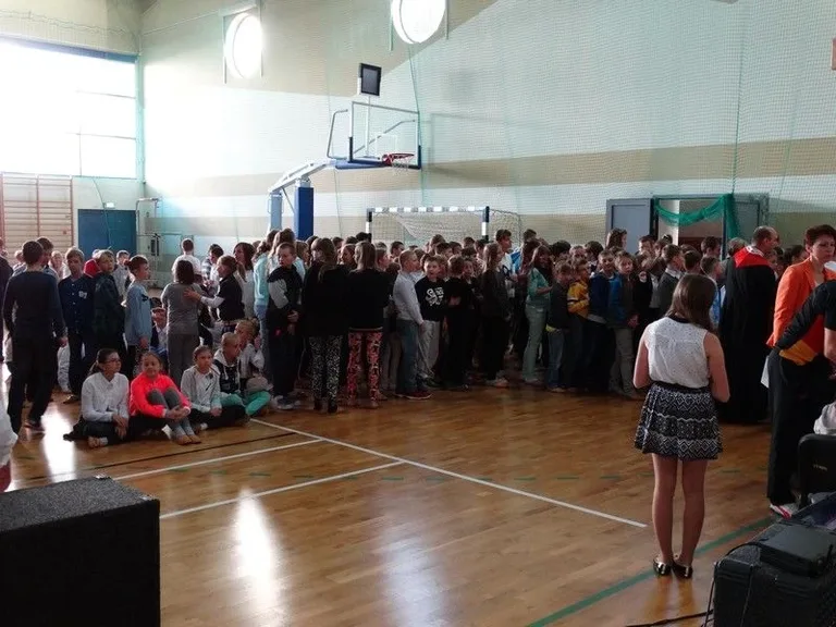 Adoracja Krzyża i Ikony Matki Bożej w SP1 (zdjęcia)