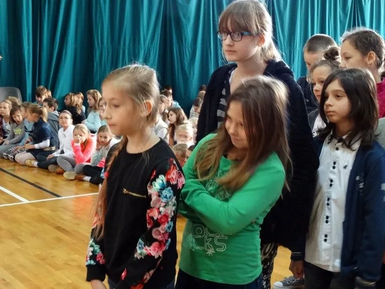 Adoracja Krzyża i Ikony Matki Bożej w SP1 (zdjęcia)