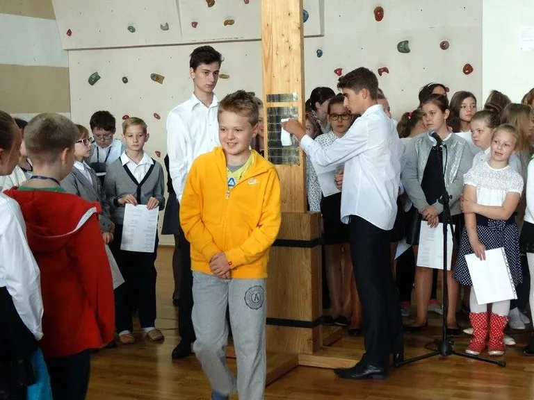 Adoracja Krzyża i Ikony Matki Bożej w SP1 (zdjęcia)