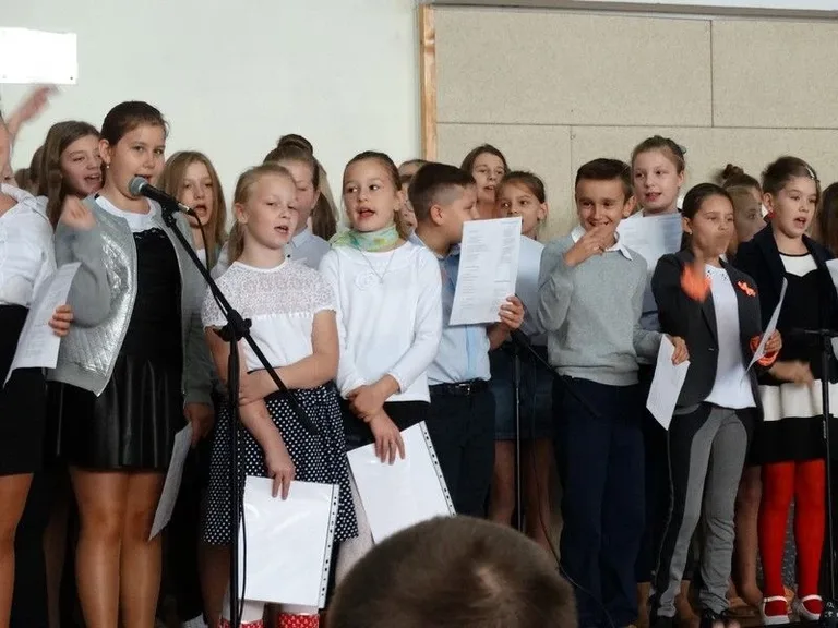 Adoracja Krzyża i Ikony Matki Bożej w SP1 (zdjęcia)