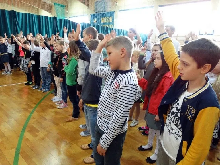 Adoracja Krzyża i Ikony Matki Bożej w SP1 (zdjęcia)