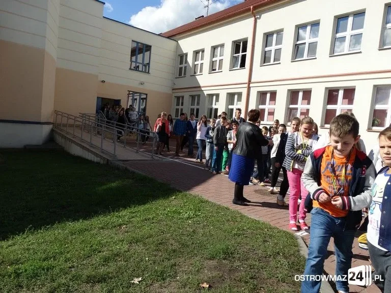 Ewakuacja z ostrowskiej szkoły (zdjęcia)