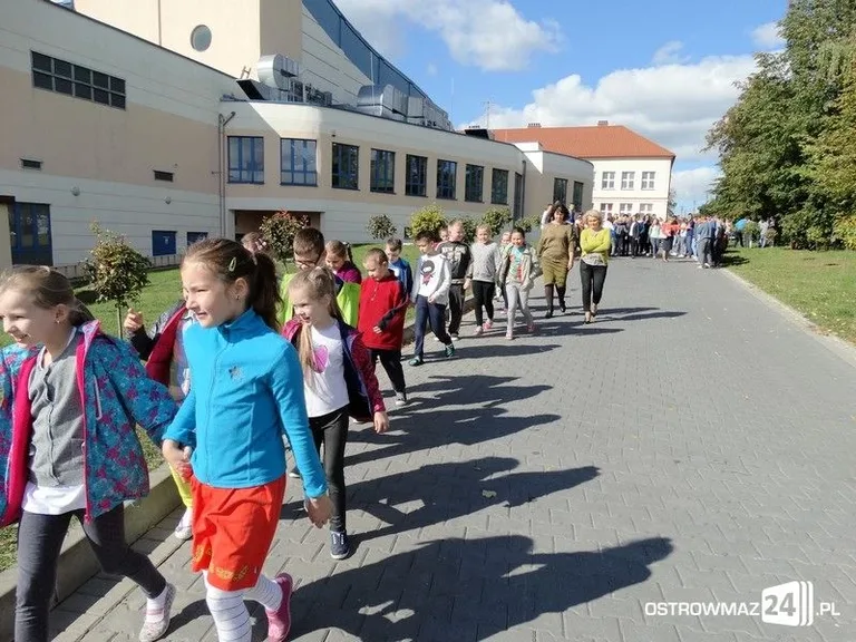 Ewakuacja z ostrowskiej szkoły (zdjęcia)