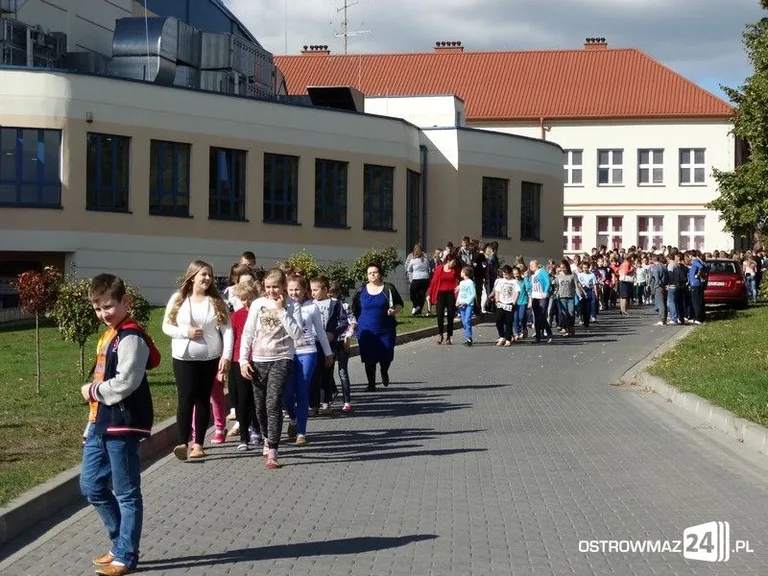 Ewakuacja z ostrowskiej szkoły (zdjęcia)