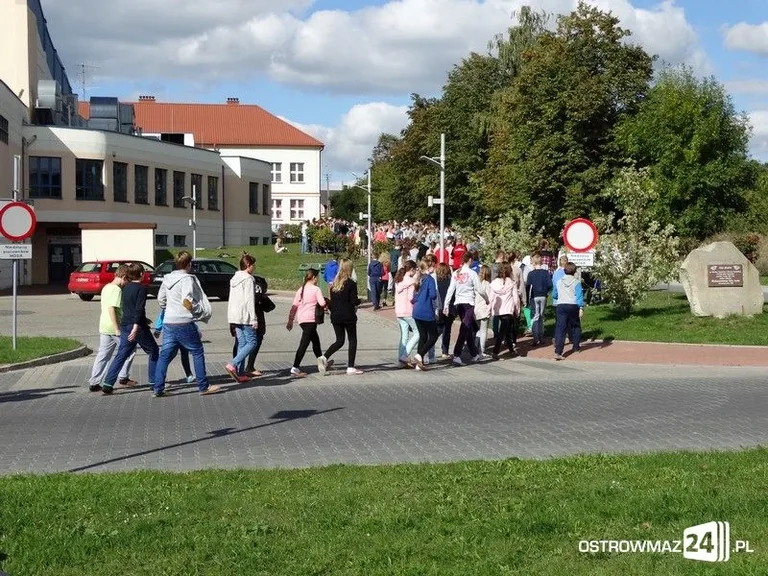 Ewakuacja z ostrowskiej szkoły (zdjęcia)