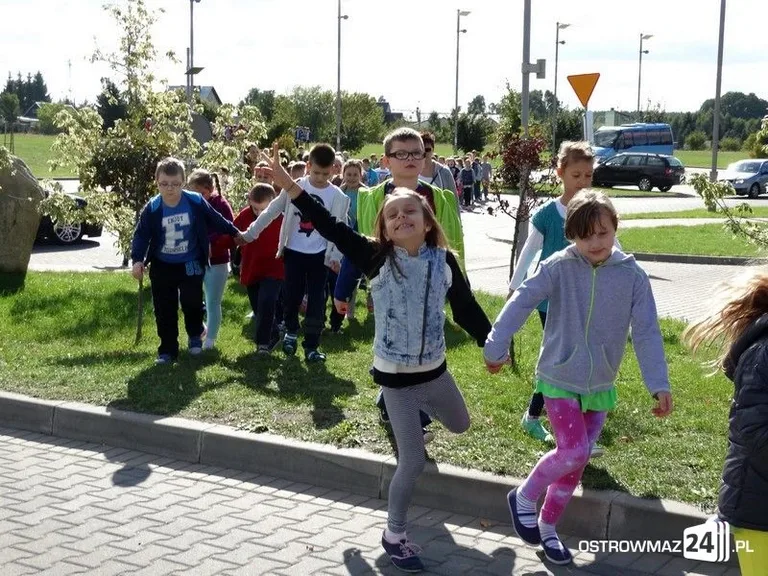 Ewakuacja z ostrowskiej szkoły (zdjęcia)