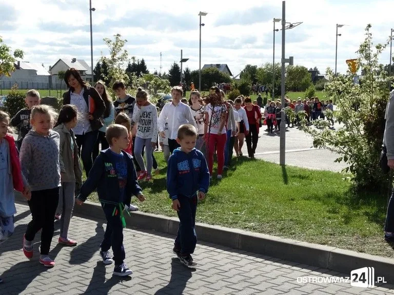 Ewakuacja z ostrowskiej szkoły (zdjęcia)