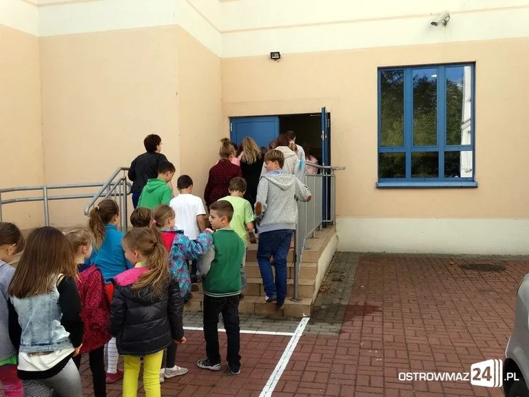 Ewakuacja z ostrowskiej szkoły (zdjęcia)