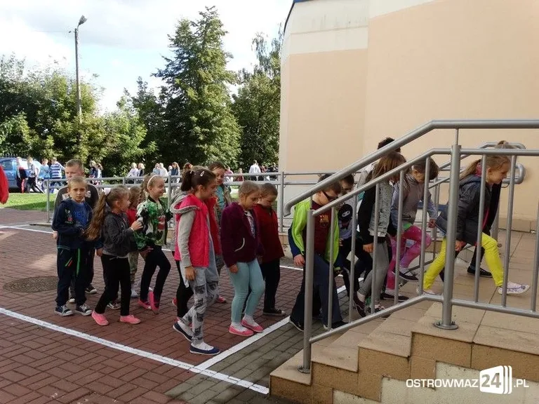 Ewakuacja z ostrowskiej szkoły (zdjęcia)