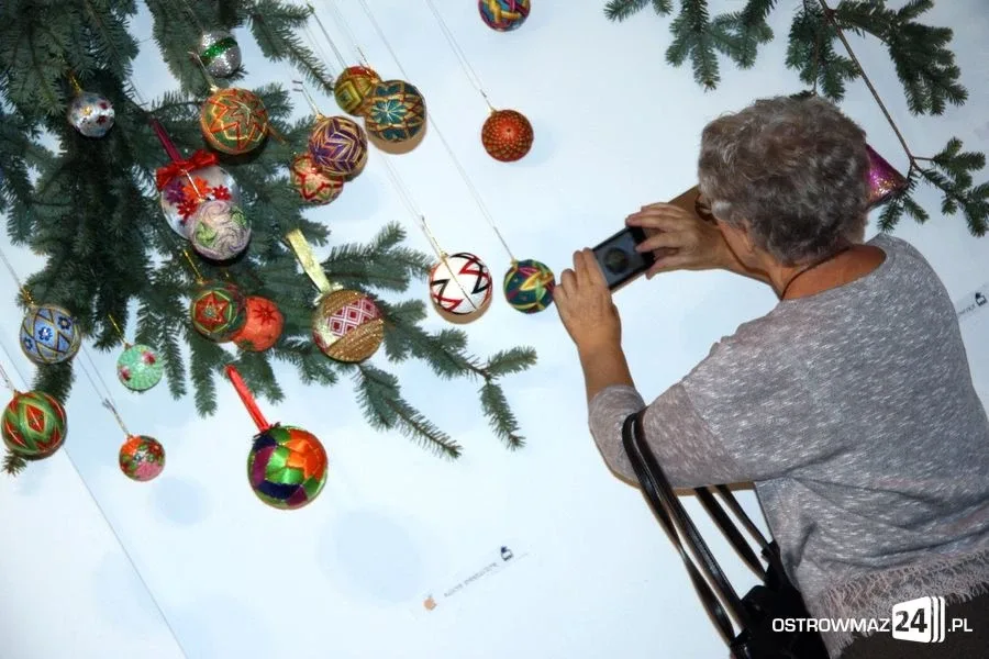Wystawa bombek Klubu Kolorowej Nitki (zdjęcia)