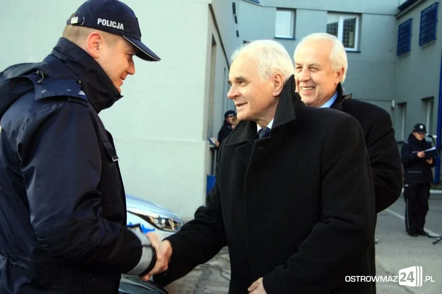 Nowe radiowozy w ostrowskiej policji (zdjęcia)