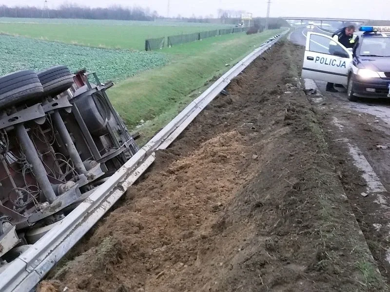 Samochód ciężarowy z 24 tonami szkła w rowie (zdjęcia)